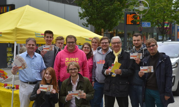 Junge Liberale beziehen mit Tourbus Position